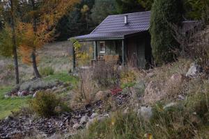 hut in the mid. of nowhere + priv pond+3 ha