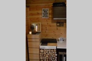 hut in the mid. of nowhere + priv pond+3 ha