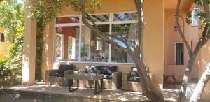 Casa única con jardín a 45 metros de la playa. BE