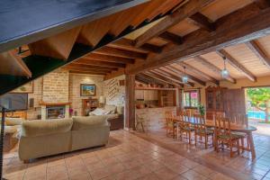 Casa con piscina a 1 km del mar y del pueblo