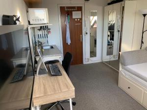 Central & Cosy Studio right at a Metro stop