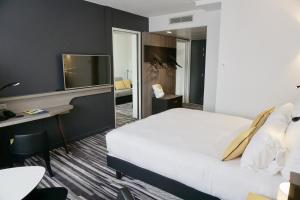 Hotels Golden Tulip Roissy Saint Witz : Suite avec 1 Lit Double et 1 Canapé-Lit