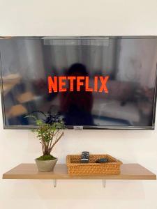 Best studio flat w NETFLIX near airport and beach!