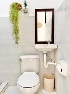 Best studio flat w NETFLIX near airport and beach!