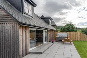 The Annexe, Luxury Property with Hot Tub at Pitilie Pods - Tummel Bridge