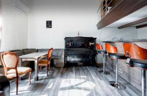 Central Location King Size Bed