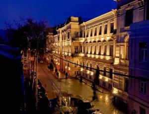 Central Location King Size Bed