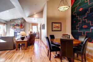 Mt. Victoria Lodge Penthouse Condo: Downtown, Hot Tub