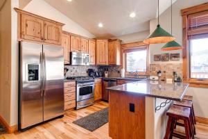 Mt. Victoria Lodge Penthouse Condo: Downtown, Hot Tub