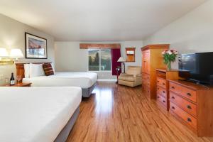 Queen Room with Two Queen Beds with Kitchenette room in Stratford Inn