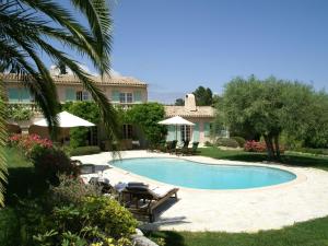 Villas Stunning villa with heated swimming pool air conditioning and large private enclosed garden : photos des chambres