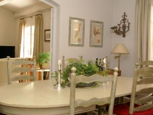 Villas Stunning villa with heated swimming pool air conditioning and large private enclosed garden : photos des chambres