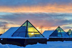 Glass Pyramid Igloo  room in Aurora Pyramids & Hotel Taivaanvalkeat