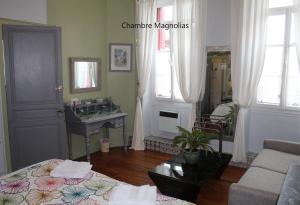Maisons d'hotes Maison Prades Chambre d'Hotes : Chambre Quadruple avec Salle de Bains Privative
