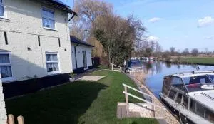 Picturesque Riverside Cottage - 2 bedroom - West Dereham Picturesque Riverside Cottage - 2 bedroom - West Dereham