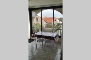 Studio mezzanine en résidence avec piscine au village