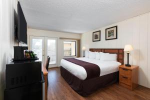 Signature King room in River Terrace Resort & Convention Center