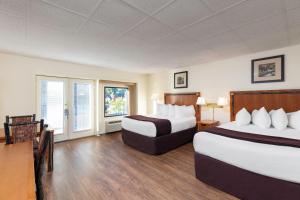 Signature Queen Guestroom room in River Terrace Resort & Convention Center