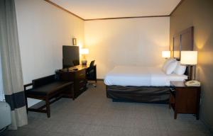 King Room - Accessible/Non-Smoking room in Comfort Inn & Suites Ardmore