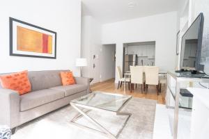 Three-Bedroom Apartment room in Webster Square 30 Day Rentals