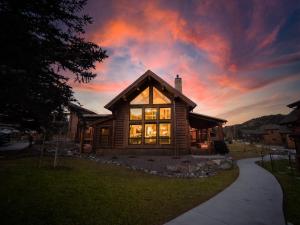 Lake Estes Getaway – Close to Downtown, IndoorOutdoor Fireplace and Jacuzzi