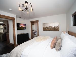 Lake Estes Getaway – Close to Downtown, IndoorOutdoor Fireplace and Jacuzzi