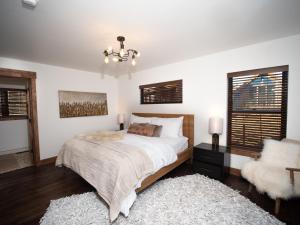 Lake Estes Getaway – Close to Downtown, IndoorOutdoor Fireplace and Jacuzzi