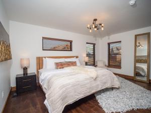 Lake Estes Getaway Close to Downtown, Indoor Outdoor Fireplace and Jacuzzi