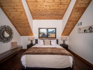 Lake Estes Getaway – Close to Downtown, IndoorOutdoor Fireplace and Jacuzzi