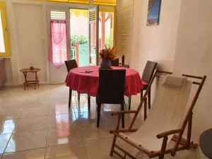 Coquet deux pièces meublée, proche mer - Bernard