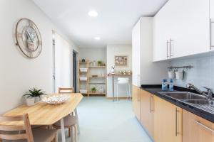 Privilege Apartment Les Mouettes with Rooftop Pool, Village Marina - Olhão