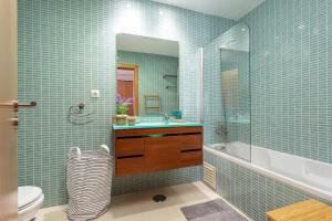 Privilege Apartment Les Mouettes with Rooftop Pool, Village Marina - Olhão