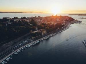 Kailani Luxury Central 3 Bedroom, 3 Bathroom Apartment With a Sunny Balcony 