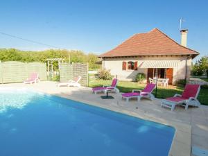 Lovely House in Condat sur V z re with Private Swimming Pool