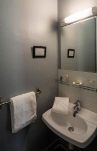 Hotels Hotel Auberge des Remparts : Petite Chambre Simple