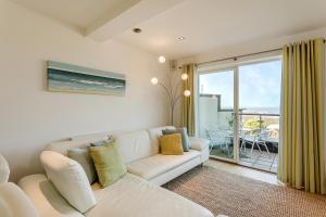 Apartment by the beach, sea views