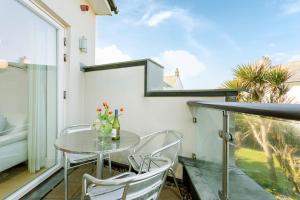 Apartment by the beach, sea views