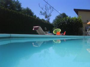 Maisons de vacances Maison/Gite familial dans le Jura a 200m du lac avec piscine privee : photos des chambres