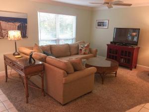 Apartment room in Beach condo within walking distance to Bowmans Beach A102