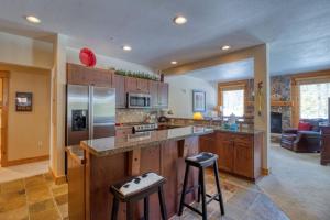 Private Family Friendly 2 Bedroom Townhome Located In East Keystone With Access To Free Shuttle Service