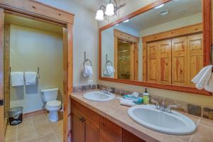 Private Family Friendly 2 Bedroom Townhome Located In East Keystone With Access To Free Shuttle Service