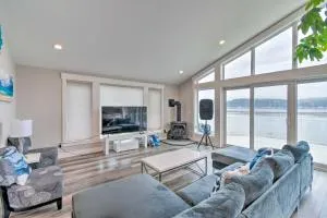 Scenic and Spacious Getaway on North Bay with Deck! - Grapeview