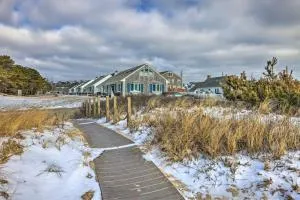 Cape Cod Retreat with Gas Grill, Steps to Beach - 丹尼斯