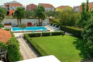 Apartments Vesna with pool 