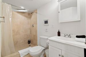 Sleeps 4! 2BR, Gym, Paid Parking, Close to Major Attractions