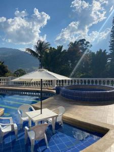 bello alojamiento con piscina