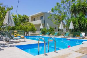 obrázek - New 10 bedroom complex, with private pool, BBQ!