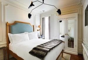 Petite Queen Room room in The Marlton Hotel