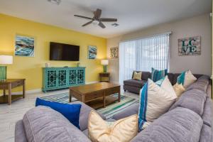 Comfortable Spacious-6 Bed Pool Home - 1675Str