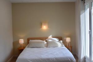 Hotels Hotel et appartements les platanes : Chambre Double avec Balcon